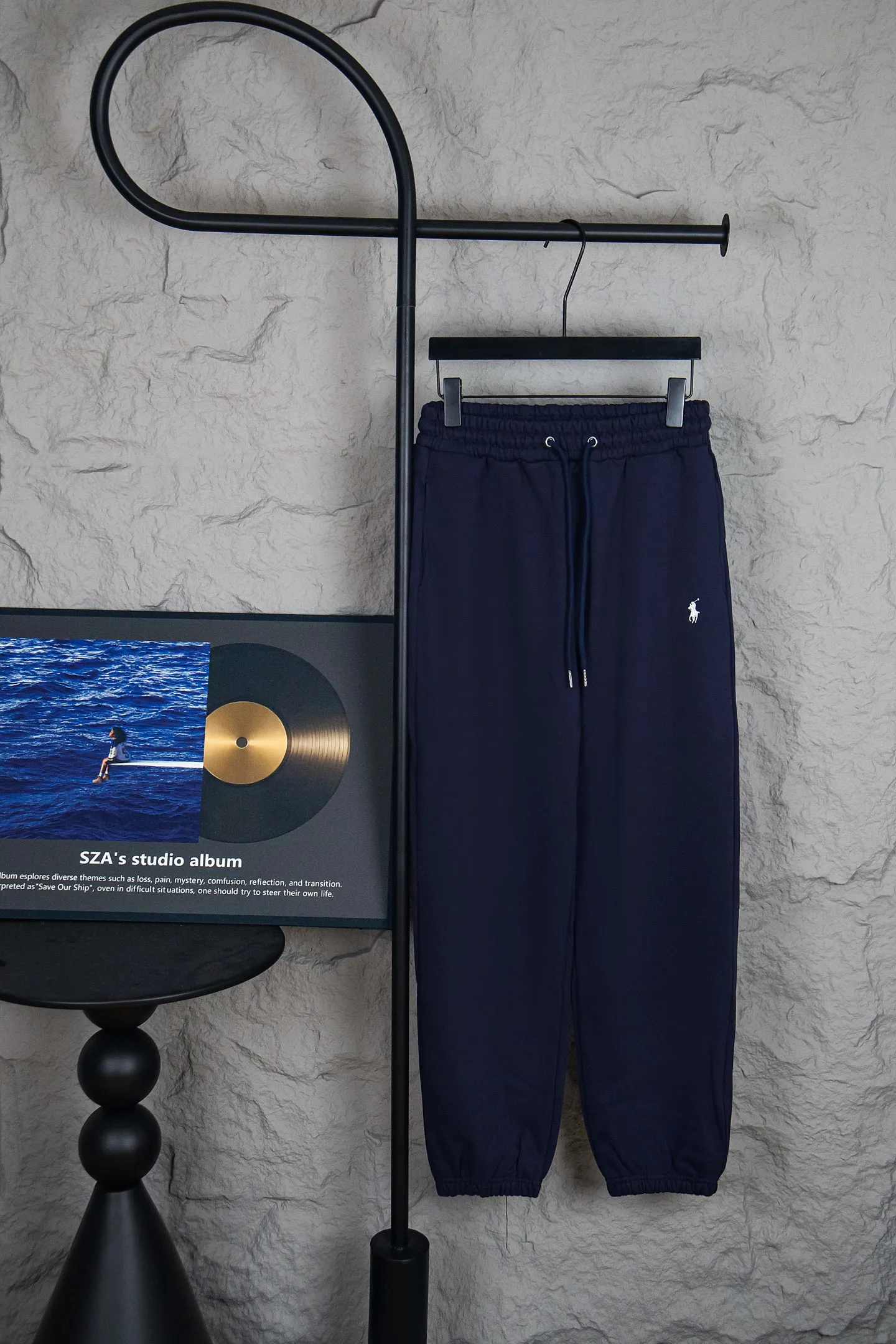 🅿️200 Style No.: M211 Ralph Lauren Ralph Lauren suit sweatpants. Pure cotton treated with anti-static technology. Does not stain dust and has no loose hair. The elastic waist is used with a drawstring. Very body-friendly. The cotton is comfortable and soft. The upper body is casual and free. Regular beveled double pockets on both sides. The white brand logo on the left trouser leg collides with the black of the trousers. Although it is small, it is quite recognizable. The brand adds a young and fashionable atmosphere to the original sense of luxury. It can be called a cold-proof weapon. A simple base layer is enough to resist the severe cold, making it more fluffy and warm. Color: Gray, Black, Navy SIZE: S-XL